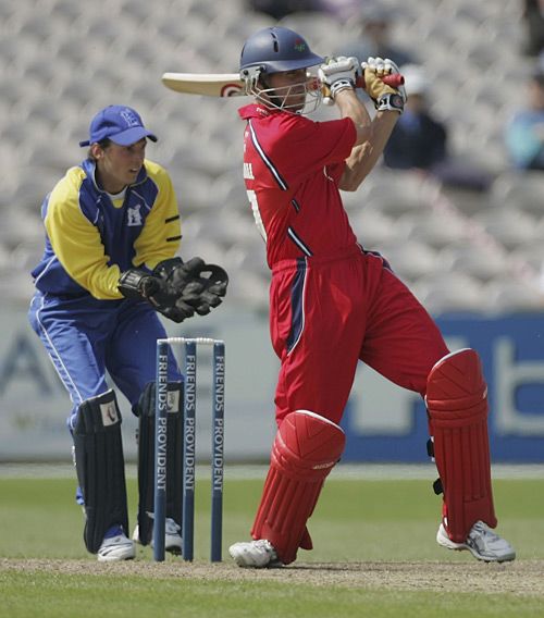 Simon Marshall rocks back and pulls