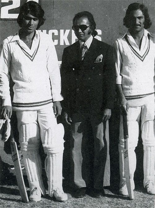 Waheed Mirza (324) and Mansoor Akhtar (224*) pose with Hanif Mohammad