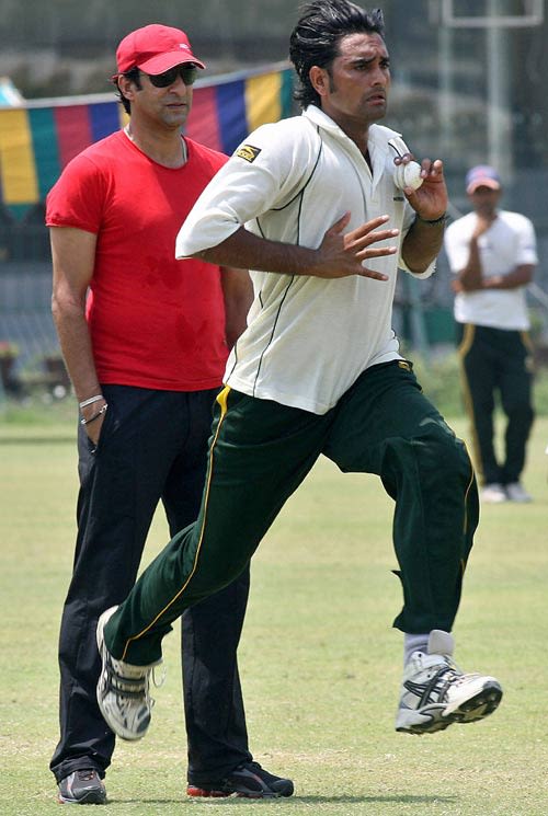 Najaf Shah charges in under the guidance of Wasim Akram