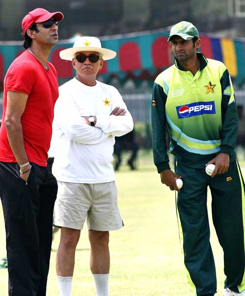 Wasim Akram talks to Talat Ali and Shoaib Malik at the Gaddafi Stadium