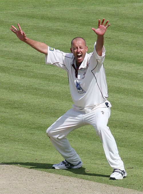 Charl Willoughby appeals - successfully - for lbw against Ed Smith