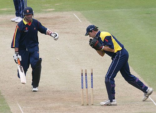 John Stephenson is run out off the last ball of the innings