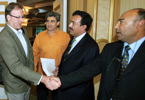 Geoff Lawson shakes hands with Mudassar Nazar after his interview for the Pakistan coaching job
