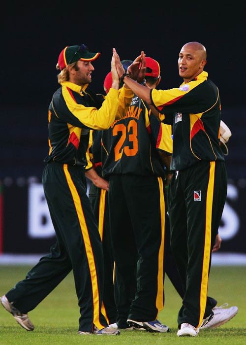 Garnett Kruger celebrates the wicket of James Pipe