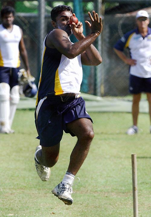 Sujeewa de Silva steams in at the nets