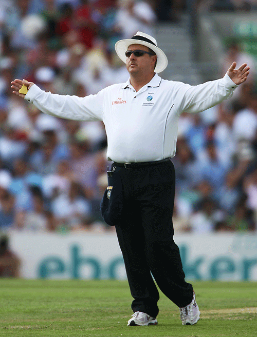 Ian Howell signals a wide