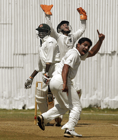 Rajesh Pawar appeals unsuccessfuly for the wicket of Tony Suji