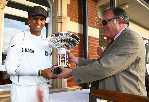 Rahul Dravid receives the Pataudi Trophy from Mansur Ali Khan Pataudi