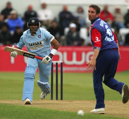 Robin Uthappa takes off for a single as James Kirtley looks on