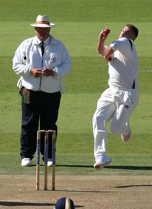 Simon Renshaw on his way to 3 for 21 off eight overs