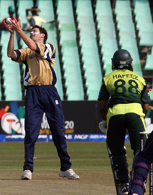 Craig Wright holds on to a return catch off Mohammad Hafeez
