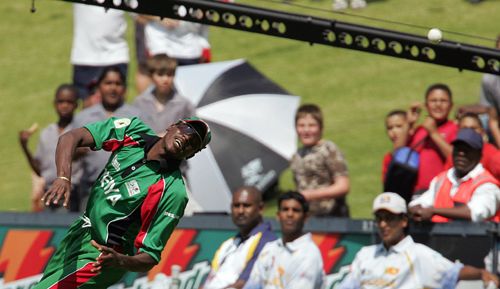 Tony Suji fails to hold on to a catch