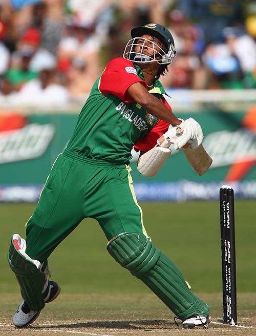 Nadif Chowdhury endeavours to clear the mid-wicket boundary