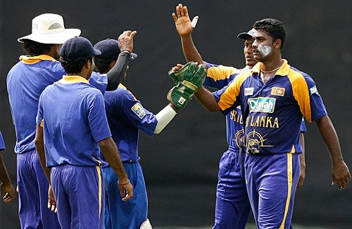 Sri Lankan team-mates congratulate Sujeewa de Silva for dismissing Phil Mustard