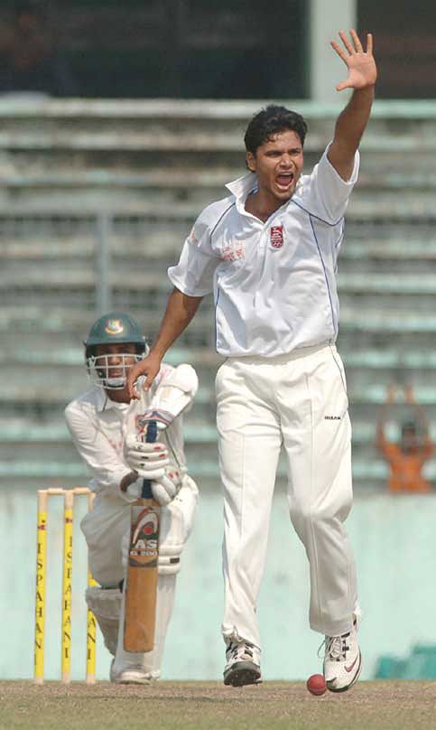 Mashrafe Mortaza belts an unsuccessful appeal against Javed Omar