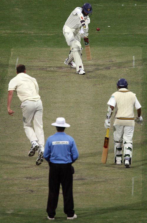 Paul Rofe bowls to Michael Vandort
