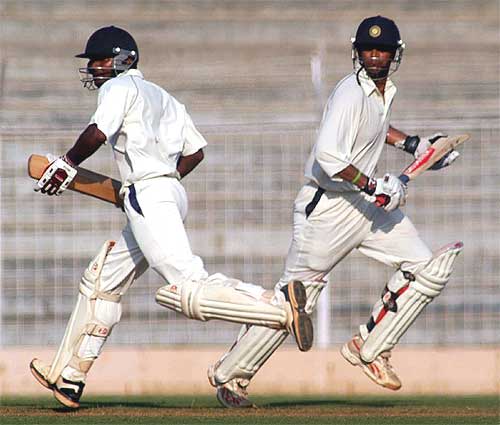 Rahul Dravid and KB Pawan crossover during their 126-run partnership