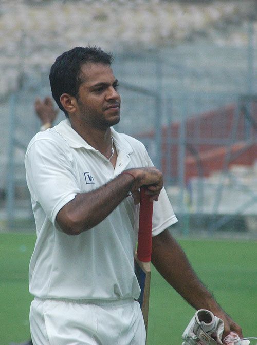 Hyderabad's Amol Shinde walks back for 90 against Bengal
