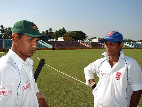Habibul Bashar and Nazmus Sadat prepare to go onto the field