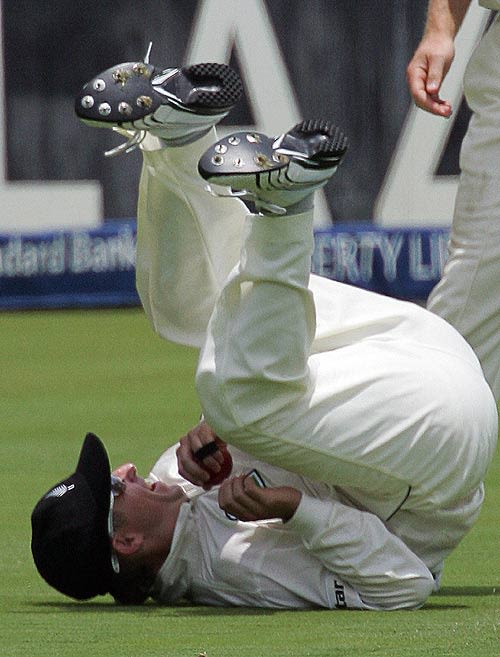 Michael Papps holds on to the catch to dismiss Dale Steyn
