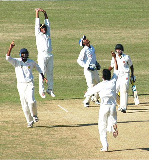 Yasin Arafat takes the wicket of Sylhet's Sharifullah