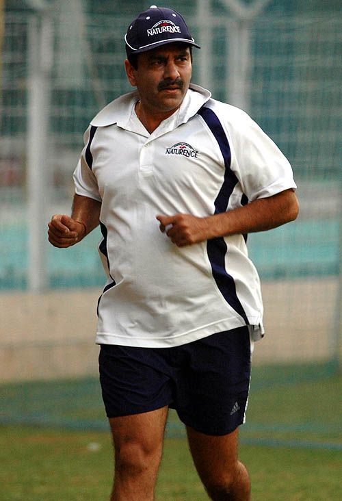 Manoj Prabhakar jogs during Delhi's practice session at the Wankhede Stadium