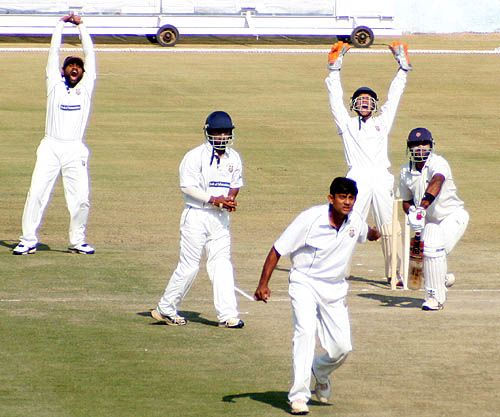 Sairaj Bahutule leads a unsuccessful leg-before appeal against Himachal Pradesh's Sandeep Sharma