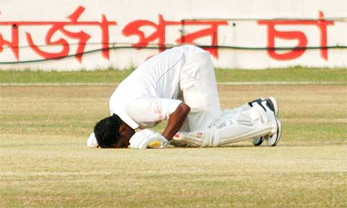 Nafees Iqbal kisses the pitch after reaching his century
