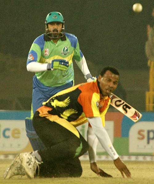 Inzamam-ul-Haq bludgeons a Mervyn Dillon delivery
