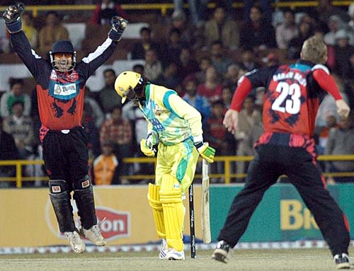 Deep Dasgupta and Darren Maddy of the Kolkata Tigers celebrate a wicket
