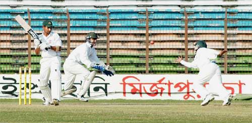 Habibul Bashar about to be caught by Gazi Salahuddin