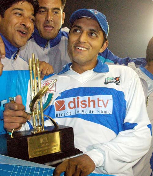 TP Sudhindra of the Delhi Jets with the Man-of-the-Match award