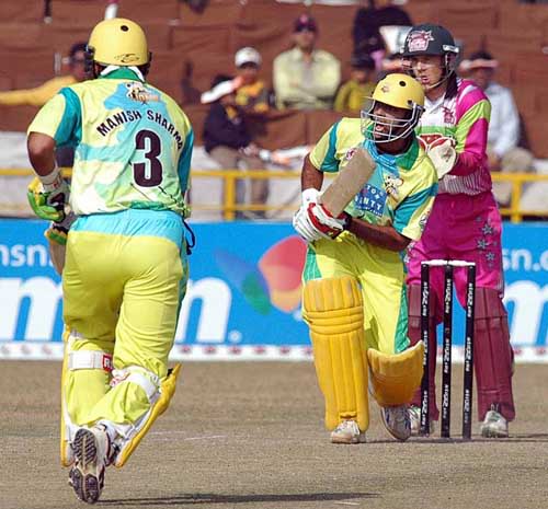 Tejinder Pal Singh and Manish Sharma put on 70 runs for the Chandigarh Lions