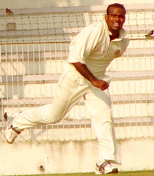 Alamgir Kabir bowls against Barisal