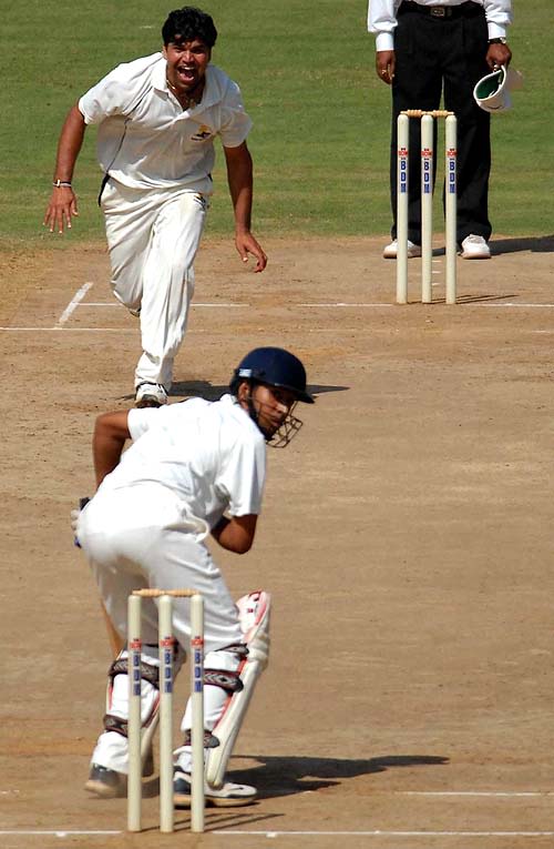 Himachal Pradesh's Ashok Thakur took six wickets against Tamil Nadu