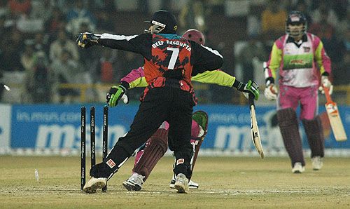 Deep Dasgupta of the Kolkata Tigers stumps Stuart Law