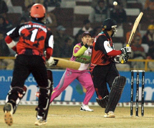 Stuart Law anticipates a catch off Deep Dasgupta