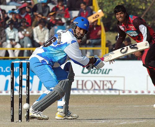 Marvan Atapattu guides a delivery from Eklak Ahmid