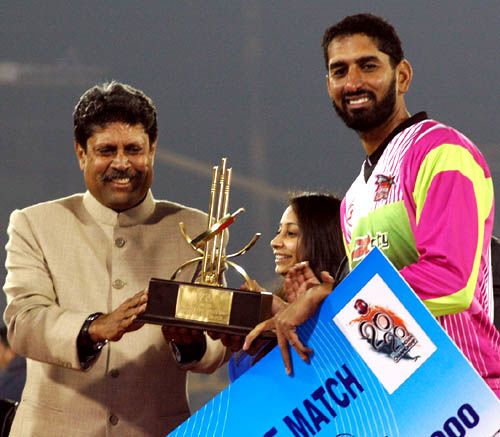 Shabbir Ahmed receives the Man-of-the-Match award from Kapil Dev