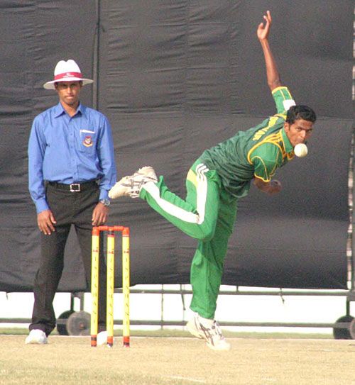 Delwar Hossain in his delivery stride