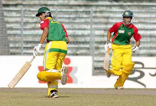 Nadif Choudhury and Mahmudullah pick up a single during their 61-run stand for the sixth wicket