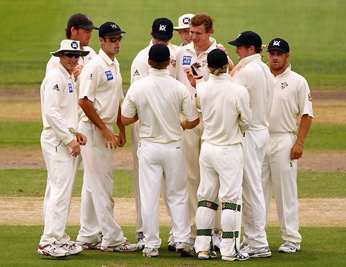 Victoria gather around Allan Wise after getting rid of Sourav Ganguly