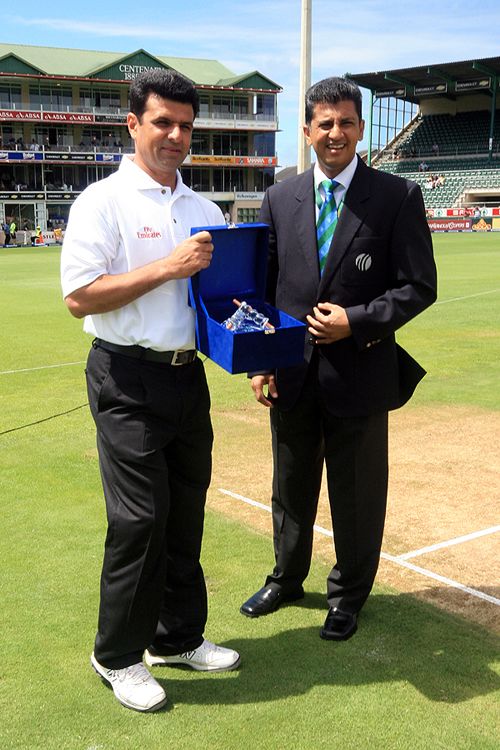 Aleem Dar receives a memento from Roshan Mahanama for having officiated in 100 ODIs