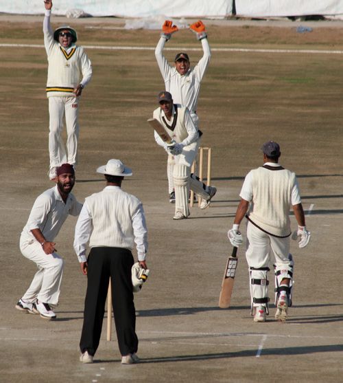 Sarandeep Singh makes an unsuccessful lbw appeal against Shamsher Singh