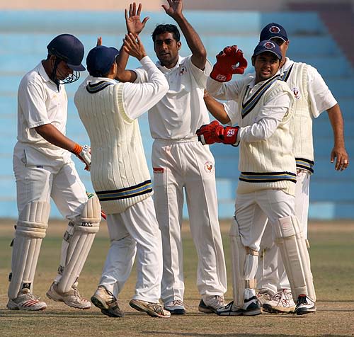 Ashraf Makda with his team-mates after dismissing Rahul Bakshi