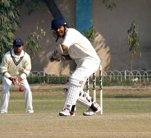 Madhya Pradesh's Jatin Saxena made 66