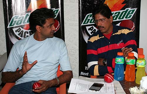 Javagal Srinath and TA Sekhar at the launch of the Gatorade Pacers 2008