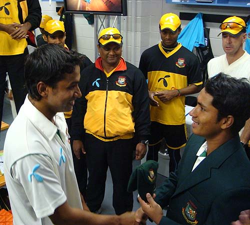 Sajidul Islam receives his Test cap from Mohammad Ashraful
