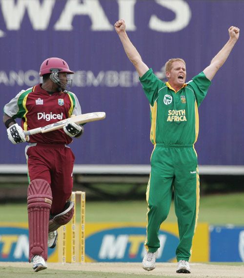 Shaun Pollock traps Brenton Parchment leg before