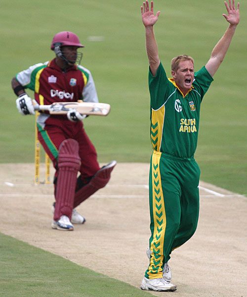 Shaun Pollock traps Brenton Parchment lbw